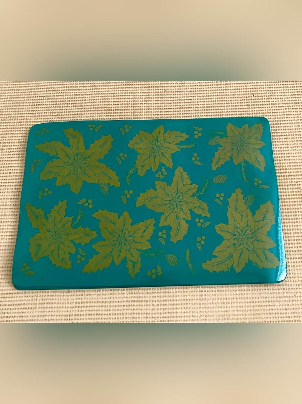 Vintage Christmas Vinyl
Placemats Green & Gold
PoinsettiaTable
Decor Set of 4.